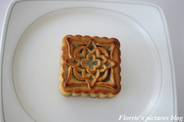 歐華酒店-歐麗蛋糕坊:邀約~歐華酒店--星空之月廣式中秋月餅~高雅細膩的蓮蓉蛋黃,讓人一嚐便貪戀不已