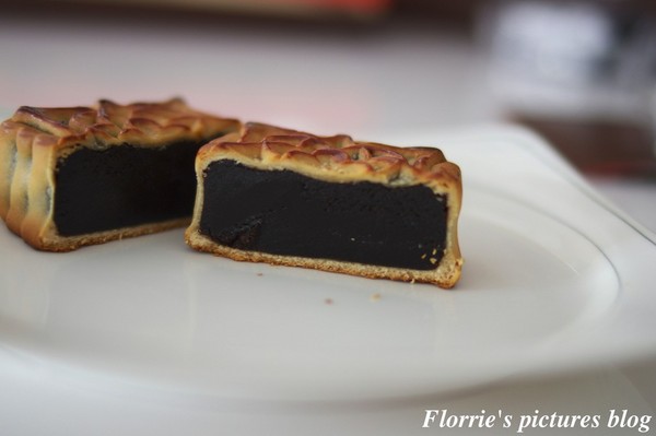 歐華酒店-歐麗蛋糕坊:邀約~歐華酒店--星空之月廣式中秋月餅~高雅細膩的蓮蓉蛋黃,讓人一嚐便貪戀不已