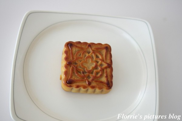 歐華酒店-歐麗蛋糕坊:邀約~歐華酒店--星空之月廣式中秋月餅~高雅細膩的蓮蓉蛋黃,讓人一嚐便貪戀不已