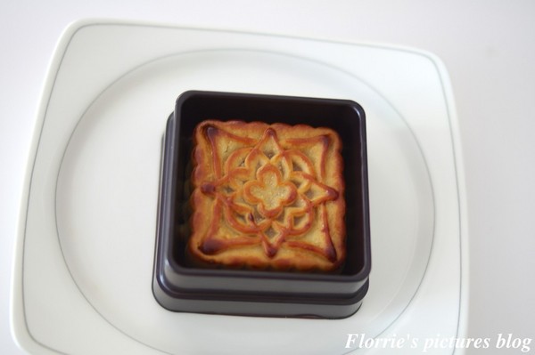 歐華酒店-歐麗蛋糕坊:邀約~歐華酒店--星空之月廣式中秋月餅~高雅細膩的蓮蓉蛋黃,讓人一嚐便貪戀不已