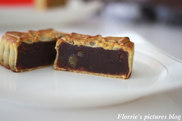 歐華酒店-歐麗蛋糕坊:邀約~歐華酒店--星空之月廣式中秋月餅~高雅細膩的蓮蓉蛋黃,讓人一嚐便貪戀不已