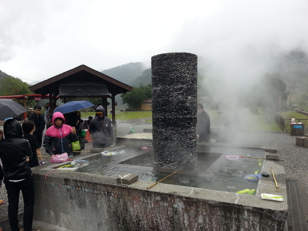清水地熱公園(Qing-Shui Geothermal Pools)：宜蘭三星地熱公園煮玉米.免費溫泉可泡腳