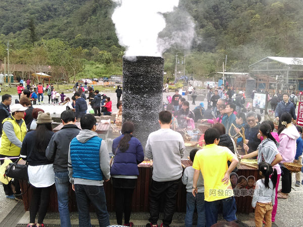 清水地熱20-地熱煮食池前滿滿的人