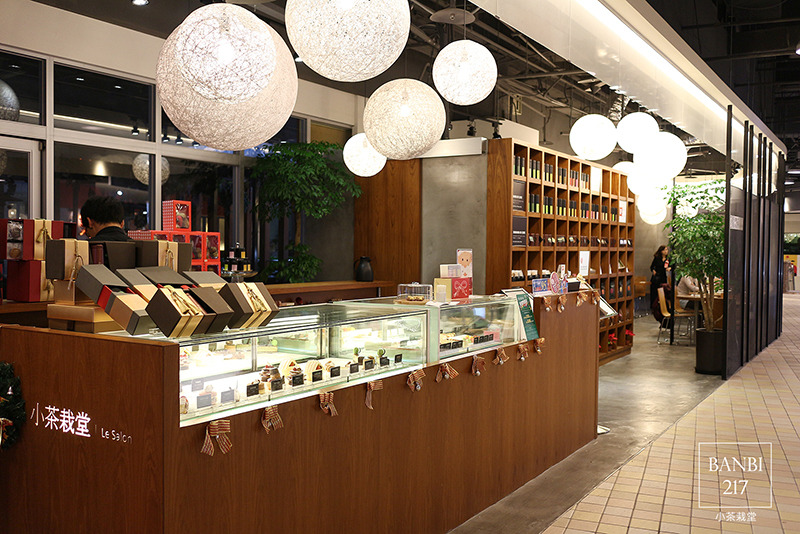 Banbi217 美食旅遊: 小茶栽堂 馬卡龍牛軋糖、小茶捲蛋糕、玫瑰紅茶 (板橋環球店,板橋車站,下午茶,法式甜點)