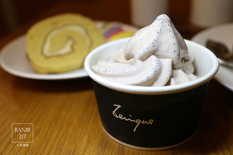 Banbi217 美食旅遊: 小茶栽堂 馬卡龍牛軋糖、小茶捲蛋糕、玫瑰紅茶 (板橋環球店,板橋車站,下午茶,法式甜點)