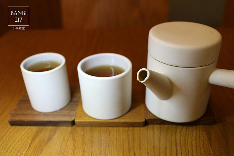 Banbi217 美食旅遊: 小茶栽堂 馬卡龍牛軋糖、小茶捲蛋糕、玫瑰紅茶 (板橋環球店,板橋車站,下午茶,法式甜點)