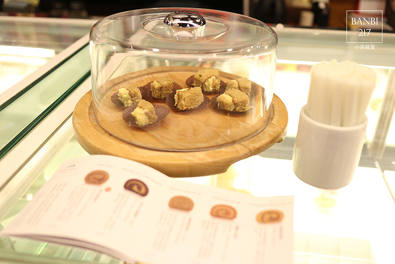 Banbi217 美食旅遊: 小茶栽堂 馬卡龍牛軋糖、小茶捲蛋糕、玫瑰紅茶 (板橋環球店,板橋車站,下午茶,法式甜點)