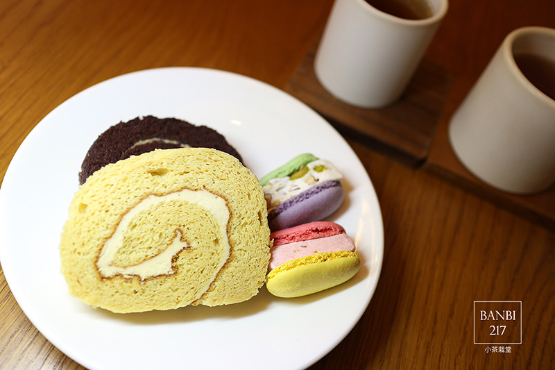 Banbi217 美食旅遊: 小茶栽堂 馬卡龍牛軋糖、小茶捲蛋糕、玫瑰紅茶 (板橋環球店,板橋車站,下午茶,法式甜點)