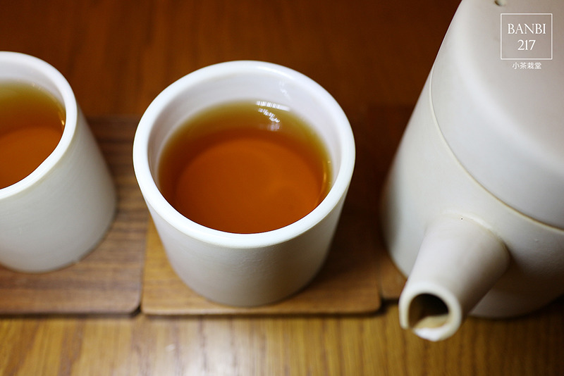 Banbi217 美食旅遊: 小茶栽堂 馬卡龍牛軋糖、小茶捲蛋糕、玫瑰紅茶 (板橋環球店,板橋車站,下午茶,法式甜點)