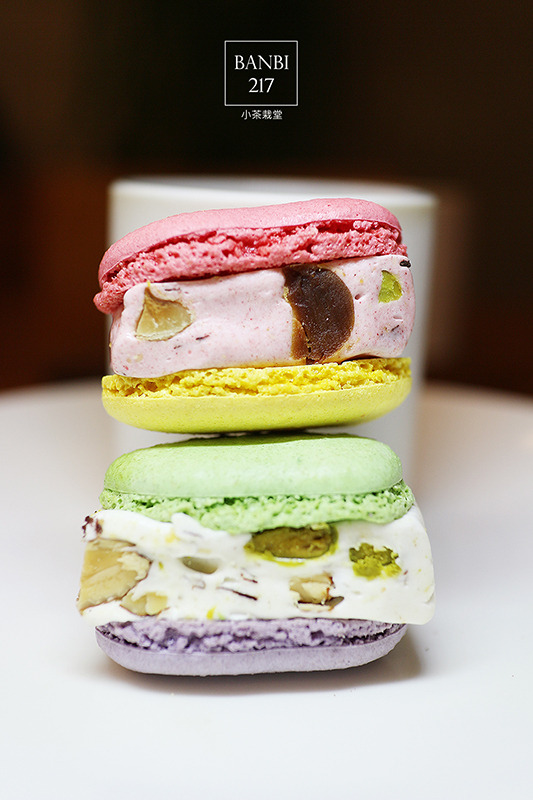 Banbi217 美食旅遊: 小茶栽堂 馬卡龍牛軋糖、小茶捲蛋糕、玫瑰紅茶 (板橋環球店,板橋車站,下午茶,法式甜點)