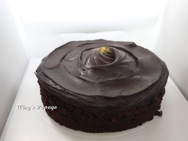 Color C'ode：低調奢華風。Color C'ode黑色經典巧克力蛋糕