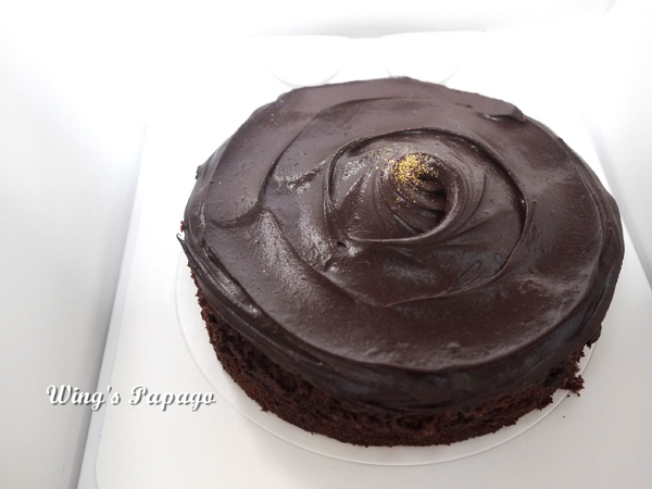 Color C'ode：低調奢華風。Color C'ode黑色經典巧克力蛋糕