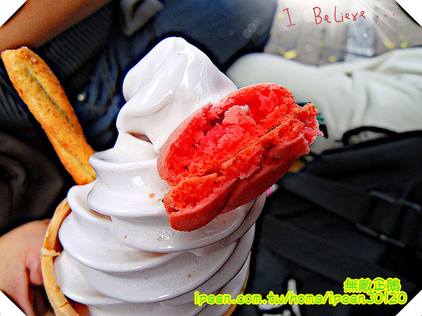 綣綣屋 霜淇淋專賣：【台南-中西區】真材實料的美味...超愛黑醋栗玫瑰!!《綣綣屋 霜淇淋專賣》