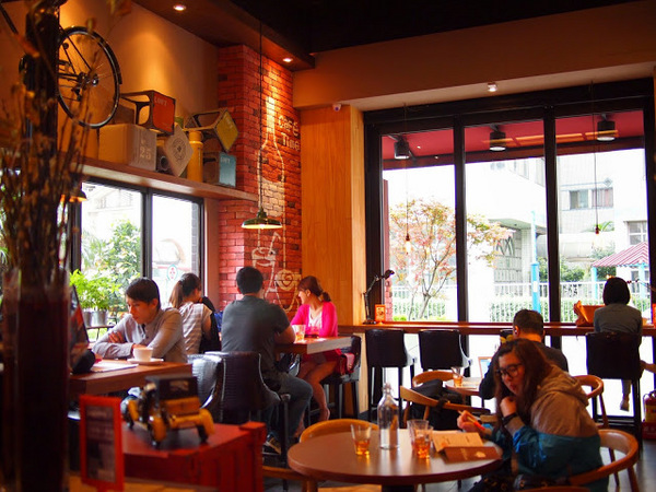 Damark Cafe 丹馬克咖啡：【食記】桃園Damark Cafe丹馬克咖啡SOGO店@中壢 : 舒適氣氛也有美味餐點,還是電視劇巷弄裡的那家書店拍片場景喔!