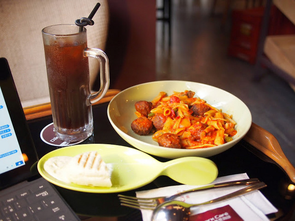 Damark Cafe 丹馬克咖啡：【食記】桃園Damark Cafe丹馬克咖啡SOGO店@中壢 : 舒適氣氛也有美味餐點,還是電視劇巷弄裡的那家書店拍片場景喔!