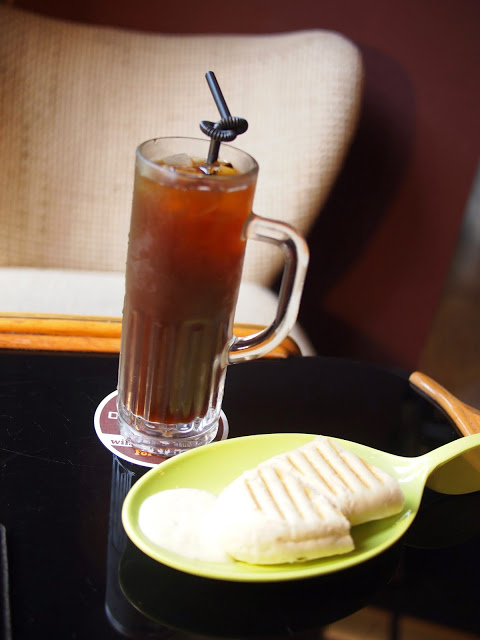 Damark Cafe 丹馬克咖啡：【食記】桃園Damark Cafe丹馬克咖啡SOGO店@中壢 : 舒適氣氛也有美味餐點,還是電視劇巷弄裡的那家書店拍片場景喔!