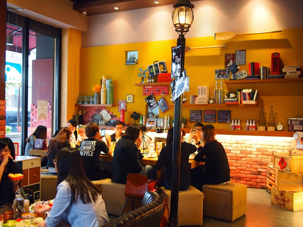 Damark Cafe 丹馬克咖啡：【食記】桃園Damark Cafe丹馬克咖啡SOGO店@中壢 : 舒適氣氛也有美味餐點,還是電視劇巷弄裡的那家書店拍片場景喔!