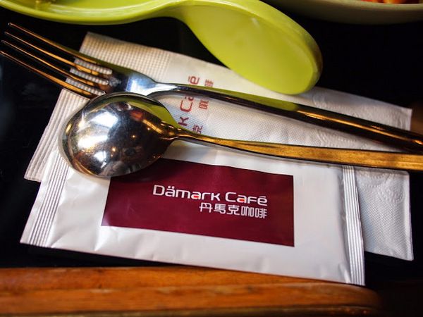 Damark Cafe 丹馬克咖啡：【食記】桃園Damark Cafe丹馬克咖啡SOGO店@中壢 : 舒適氣氛也有美味餐點,還是電視劇巷弄裡的那家書店拍片場景喔!