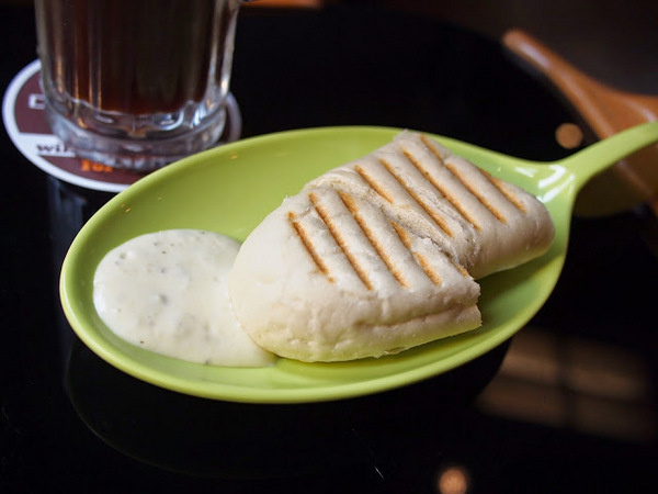 Damark Cafe 丹馬克咖啡：【食記】桃園Damark Cafe丹馬克咖啡SOGO店@中壢 : 舒適氣氛也有美味餐點,還是電視劇巷弄裡的那家書店拍片場景喔!