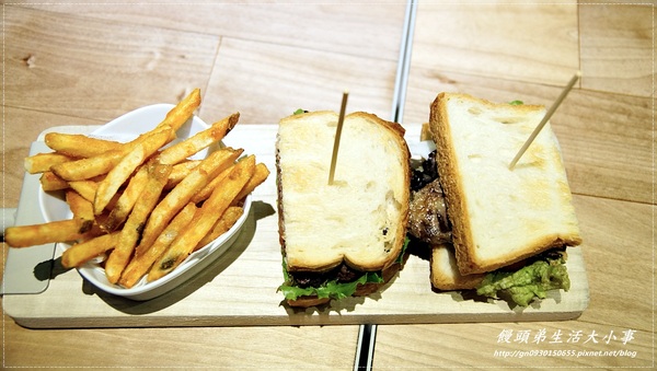 Fabrica 椅子:【食記/台北市】捷運美食~充滿時尚感的用餐空間♪♪ Fabrica 椅子♪♪