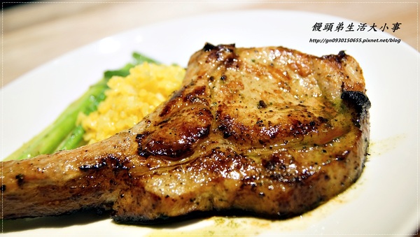 Fabrica 椅子:【食記/台北市】捷運美食~充滿時尚感的用餐空間♪♪ Fabrica 椅子♪♪