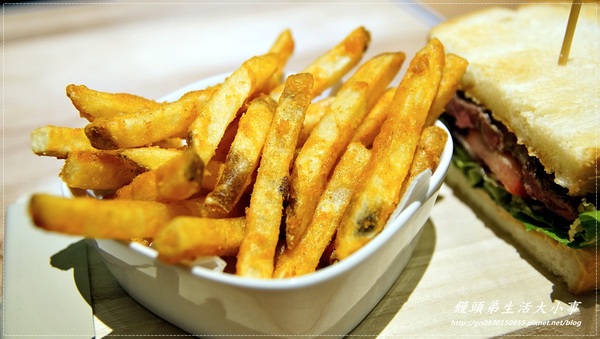 Fabrica 椅子:【食記/台北市】捷運美食~充滿時尚感的用餐空間♪♪ Fabrica 椅子♪♪