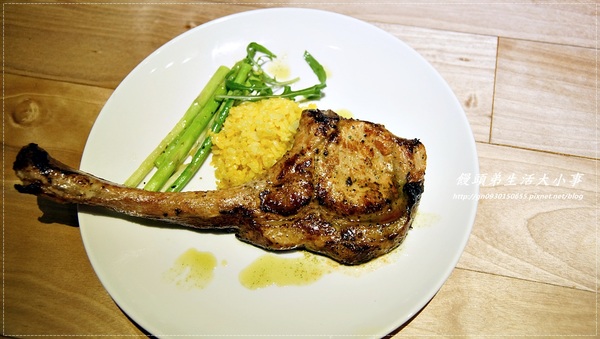 Fabrica 椅子:【食記/台北市】捷運美食~充滿時尚感的用餐空間♪♪ Fabrica 椅子♪♪