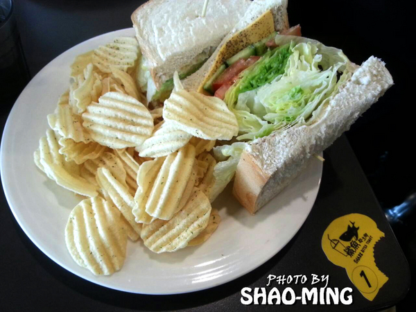 鯊魚咬吐司：(台中)學士路總店『鯊魚咬吐司』輕鬆活潑美味早午餐