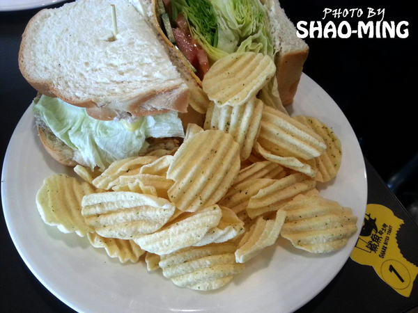 鯊魚咬吐司：(台中)學士路總店『鯊魚咬吐司』輕鬆活潑美味早午餐