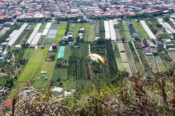 虎頭山山頂觀景公園：[南投埔里] 飛行傘基地 - 迎風翱翔吧!