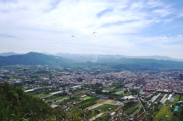 虎頭山山頂觀景公園：[南投埔里] 飛行傘基地 - 迎風翱翔吧!