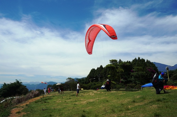 虎頭山山頂觀景公園：[南投埔里] 飛行傘基地 - 迎風翱翔吧!