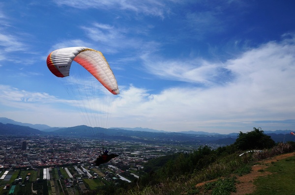 虎頭山山頂觀景公園：[南投埔里] 飛行傘基地 - 迎風翱翔吧!