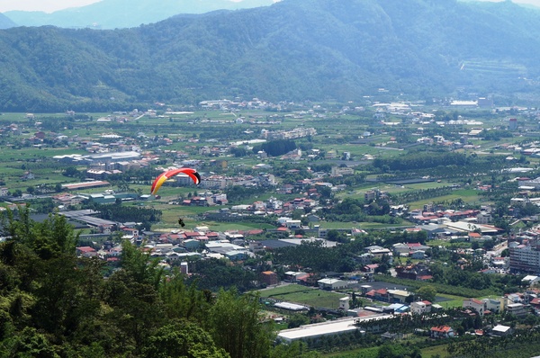 虎頭山山頂觀景公園：[南投埔里] 飛行傘基地 - 迎風翱翔吧!