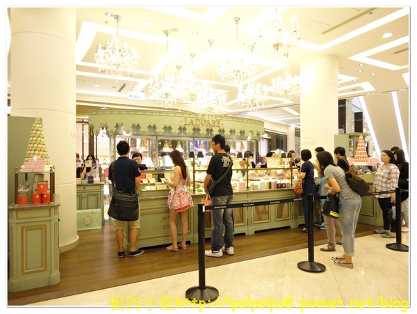 從微風入口看Laduree.JPG