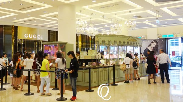 Laduree(台北微風店)：馬卡龍界中的LV~~法國Laduree Macaron．台北微風店