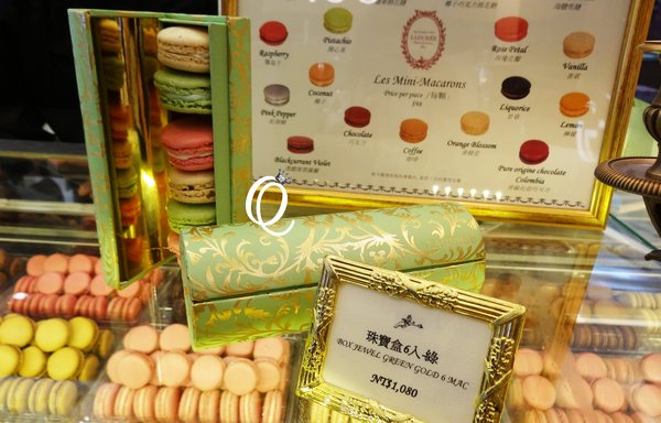 Laduree(台北微風店)：馬卡龍界中的LV~~法國Laduree Macaron．台北微風店