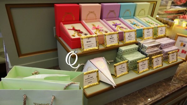 Laduree(台北微風店)：馬卡龍界中的LV~~法國Laduree Macaron．台北微風店