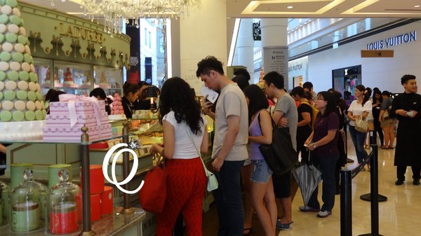 Laduree(台北微風店)：馬卡龍界中的LV~~法國Laduree Macaron．台北微風店