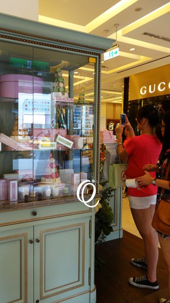 Laduree(台北微風店)：馬卡龍界中的LV~~法國Laduree Macaron．台北微風店