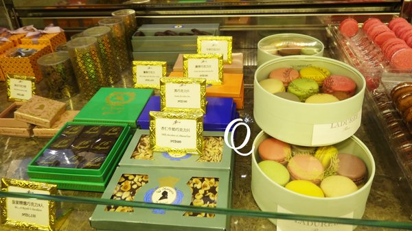 Laduree(台北微風店)：馬卡龍界中的LV~~法國Laduree Macaron．台北微風店