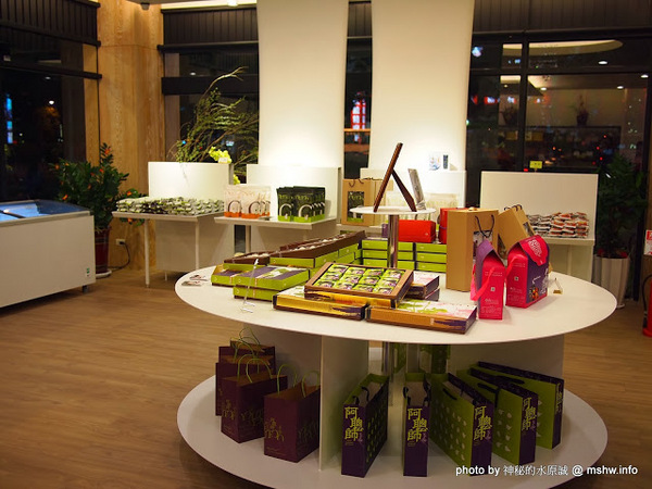 阿聰師芋頭酥糕餅(台中秋紅谷館):【食記】台中西屯-阿聰師芋頭酥糕餅/台中秋紅谷館 : 微甜不膩的細緻口感,有八卦味道的大甲龍捲風!?