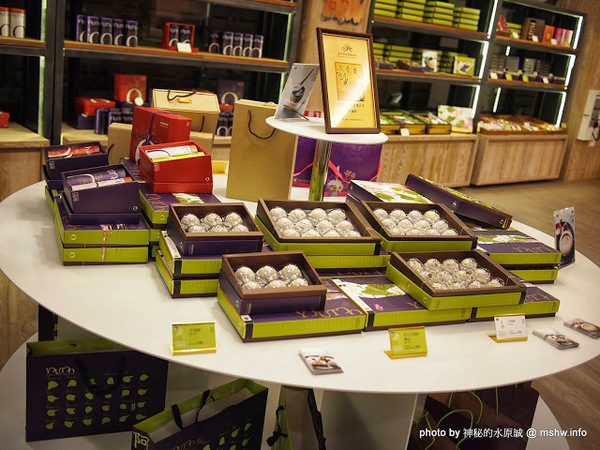 阿聰師芋頭酥糕餅(台中秋紅谷館):【食記】台中西屯-阿聰師芋頭酥糕餅/台中秋紅谷館 : 微甜不膩的細緻口感,有八卦味道的大甲龍捲風!?