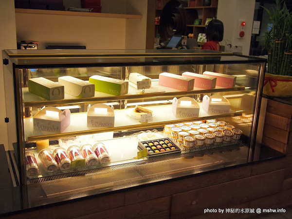 阿聰師芋頭酥糕餅(台中秋紅谷館):【食記】台中西屯-阿聰師芋頭酥糕餅/台中秋紅谷館 : 微甜不膩的細緻口感,有八卦味道的大甲龍捲風!?