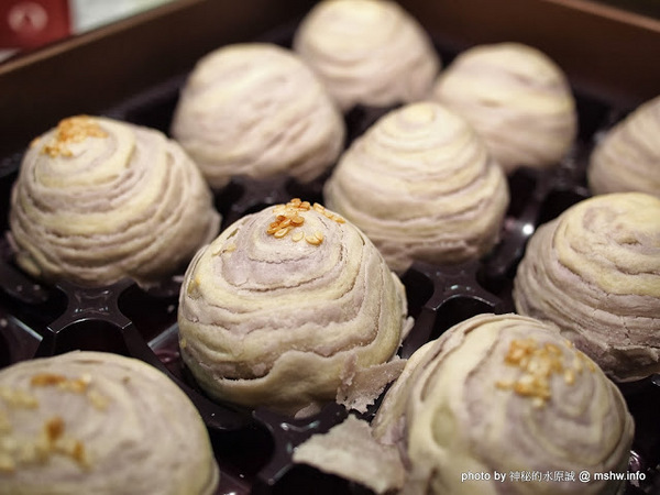 阿聰師芋頭酥糕餅(台中秋紅谷館):【食記】台中西屯-阿聰師芋頭酥糕餅/台中秋紅谷館 : 微甜不膩的細緻口感,有八卦味道的大甲龍捲風!?