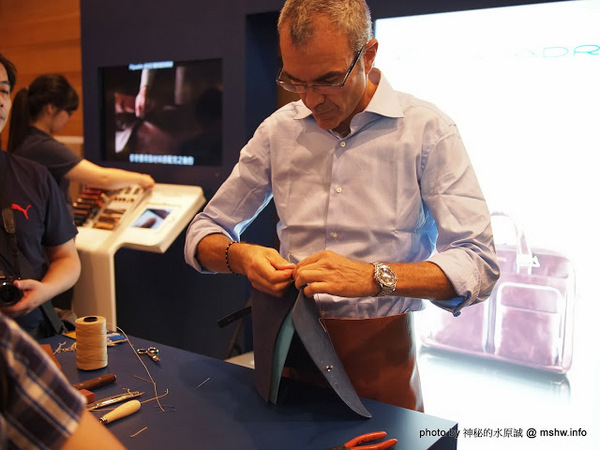 PIQUADRO頂級皮革(誠品信義)：【生活】帥氣紮實的皮件作工! 義大利工匠手工縫製實演 @ 台北信義-誠品信義旗艦店-PIQUADRO頂級皮革