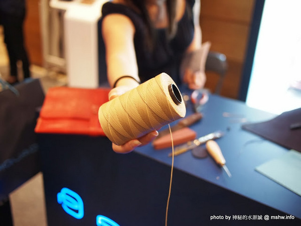 PIQUADRO頂級皮革(誠品信義)：【生活】帥氣紮實的皮件作工! 義大利工匠手工縫製實演 @ 台北信義-誠品信義旗艦店-PIQUADRO頂級皮革