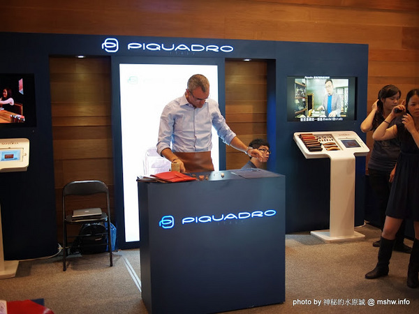 PIQUADRO頂級皮革(誠品信義)：【生活】帥氣紮實的皮件作工! 義大利工匠手工縫製實演 @ 台北信義-誠品信義旗艦店-PIQUADRO頂級皮革