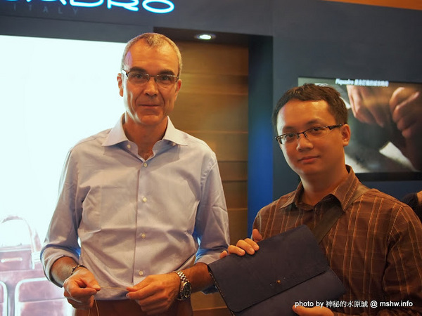 PIQUADRO頂級皮革(誠品信義)：【生活】帥氣紮實的皮件作工! 義大利工匠手工縫製實演 @ 台北信義-誠品信義旗艦店-PIQUADRO頂級皮革