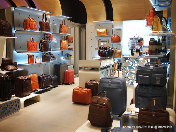 PIQUADRO頂級皮革(誠品信義)：【生活】帥氣紮實的皮件作工! 義大利工匠手工縫製實演 @ 台北信義-誠品信義旗艦店-PIQUADRO頂級皮革